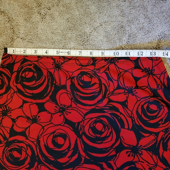 Sassy red flowery knee length pencil skirt - Picture 6 of 8